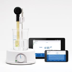 HALO electrode on a magnetic stirrer and the Hanna Lab app